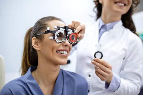 Optometristin bei der Arbeit mit einer Patientin