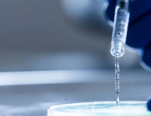 Lacrifill Hyaluronsäure-Gel wird aufgezogen
