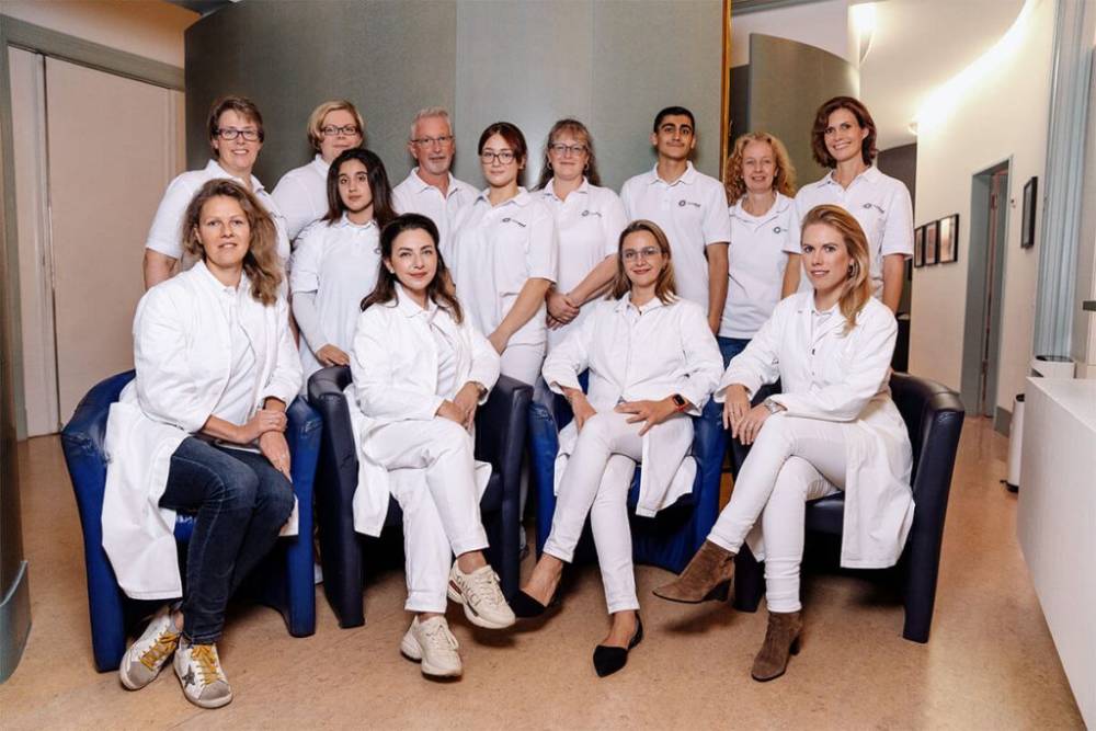 The team of the Eyemed ophthalmology practice Berlin poses together for the camera